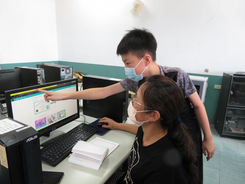 小朋友們當起了小老師協助大朋友