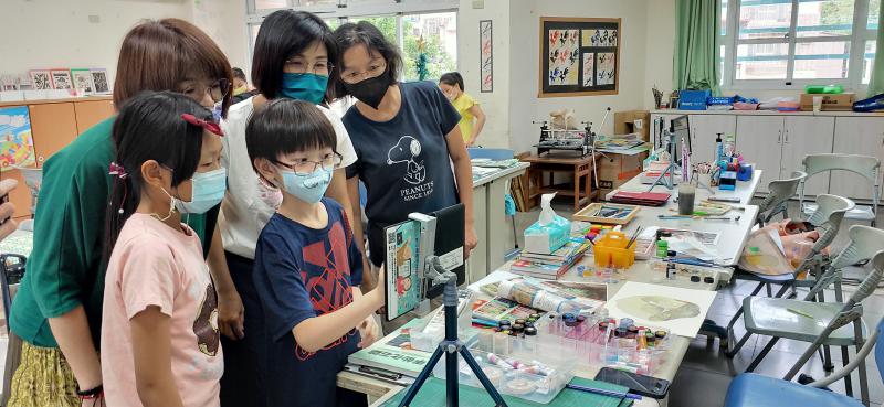 請大家輪流學習操作拍攝手繪圖