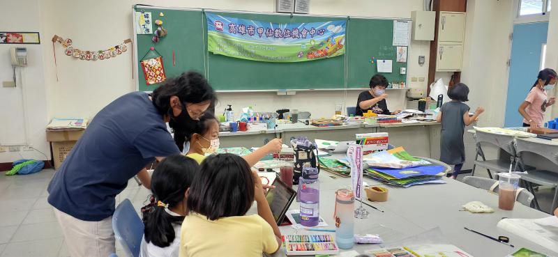 老師再次確認學員的手繪圖稿編輯的內容及順序是否有正確存檔