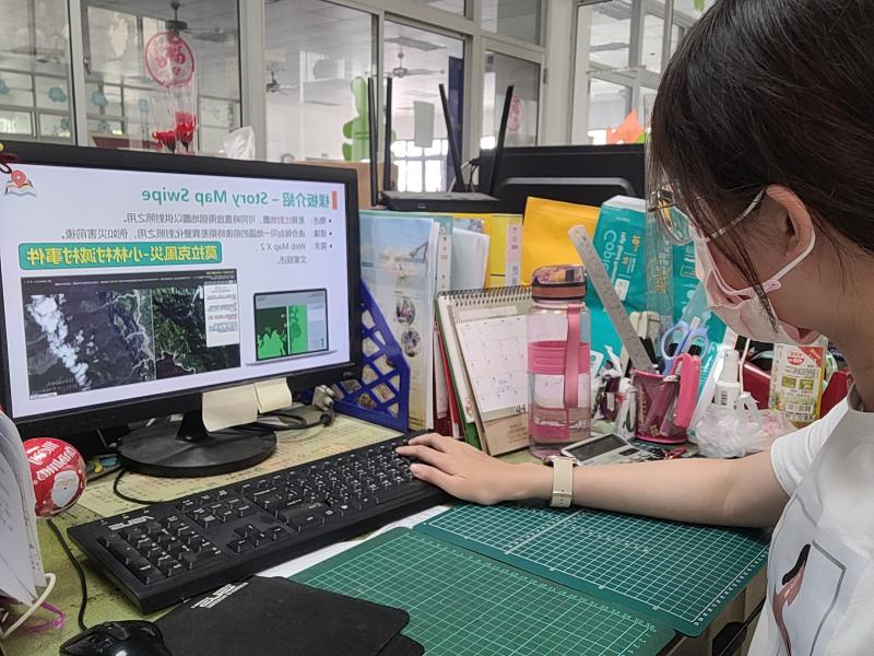 講師在辦公室講解線上故事地圖