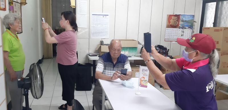 講師引導學員如何使用照相功能