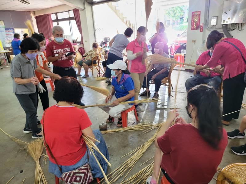 種子志工培訓，蘆葦花掃把製作，大家有共識，愛護地球用天然材質的蘆葦花做掃把，學員完成都愛不釋手。