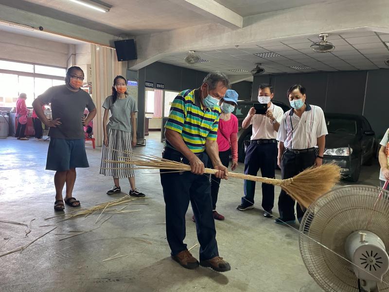 認真老師的教學做傳統技藝的傳承-用3-5枝蘆葦花做成一小束，5束成一把，綑綁成一把蘆葦掃把，我學會了。