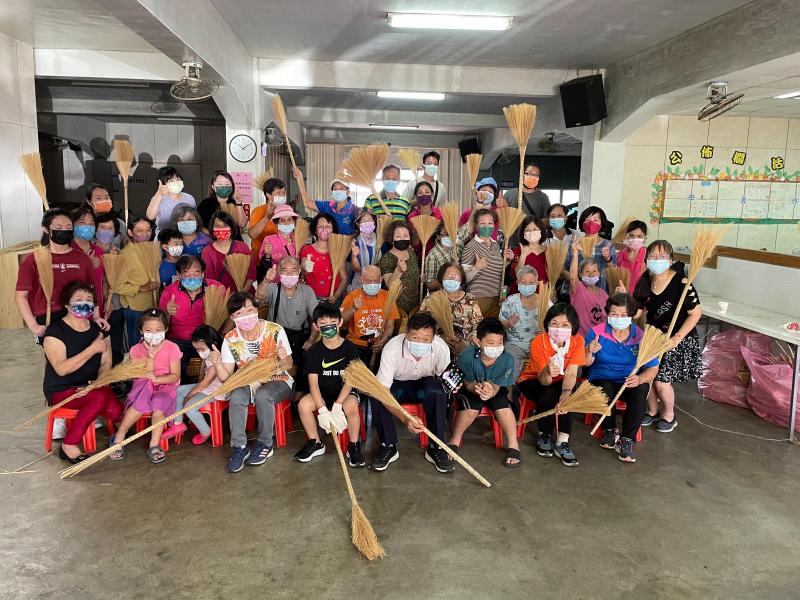 要完成蘆葦掃把真是不容易，手容易受傷，為了環保的理念，參與學習學員眾多，更是對地球的環境關心。