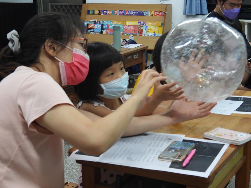 學員(親子)們在觀看 星球