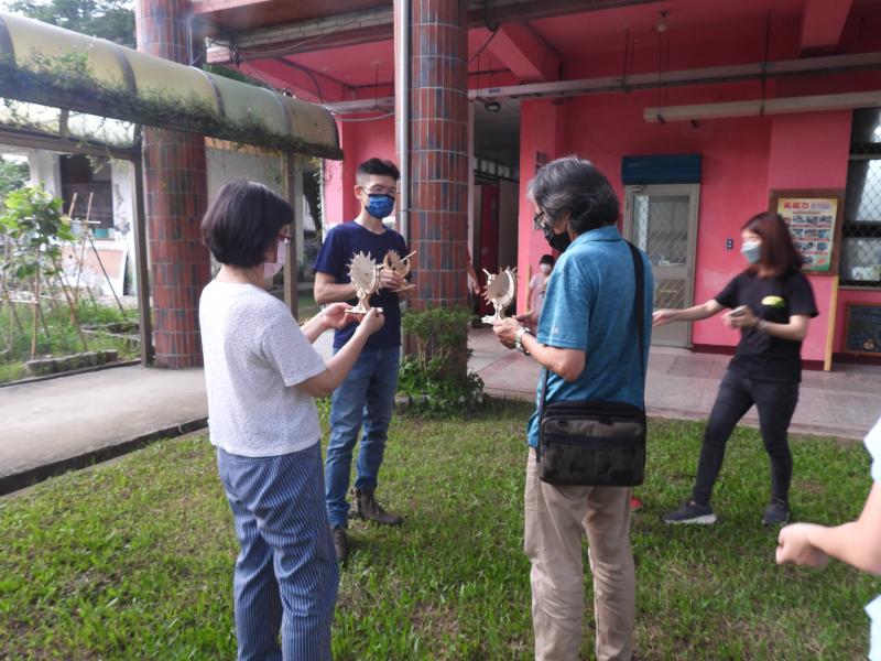 學員們利用日晷觀看時間