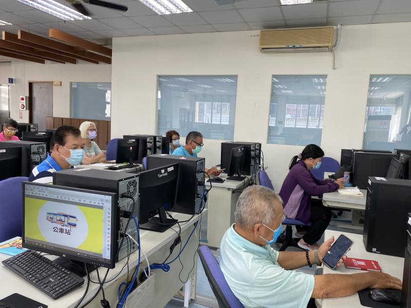 學員們很認真照老師的步驟操作