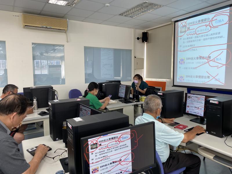 講師教大家如何用臉書參考他人旅遊的安排