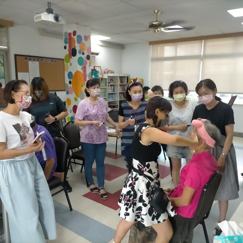 學員體驗課程放鬆一下