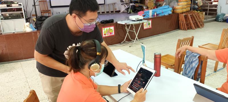 課程開始前的猜歌大考驗讓長輩們躍躍欲試呢!