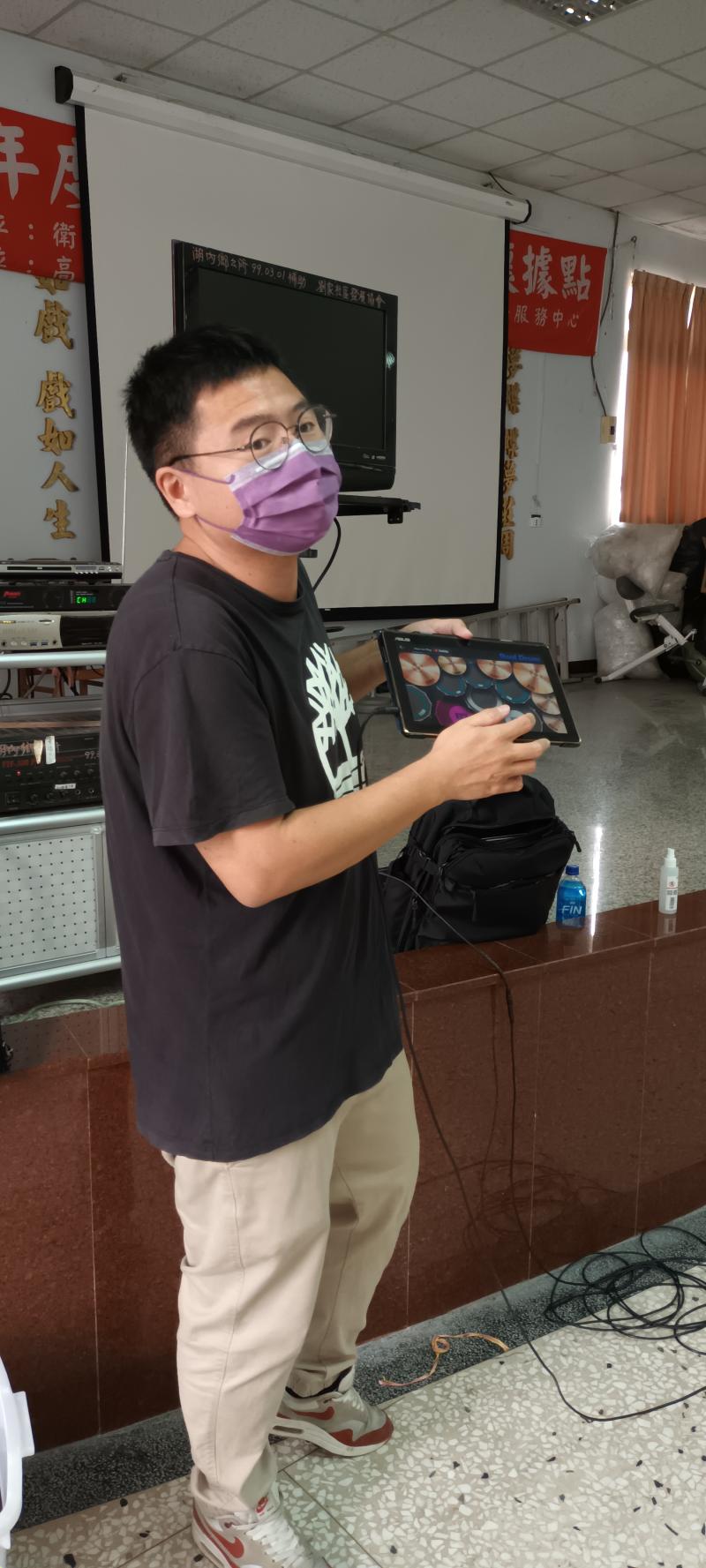 講師利用樂器APP進行節奏教學。