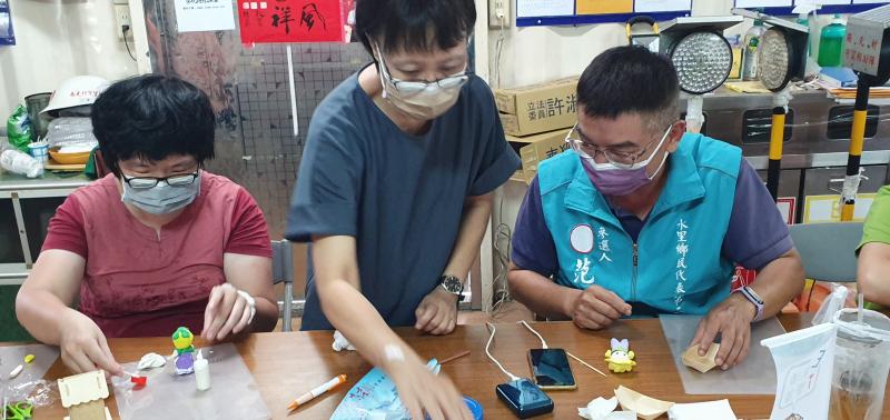 老師在旁指導學員先搓圓型再稍壓扁或以掌心搓揉粘土，再輔助工具修飾所要形狀.