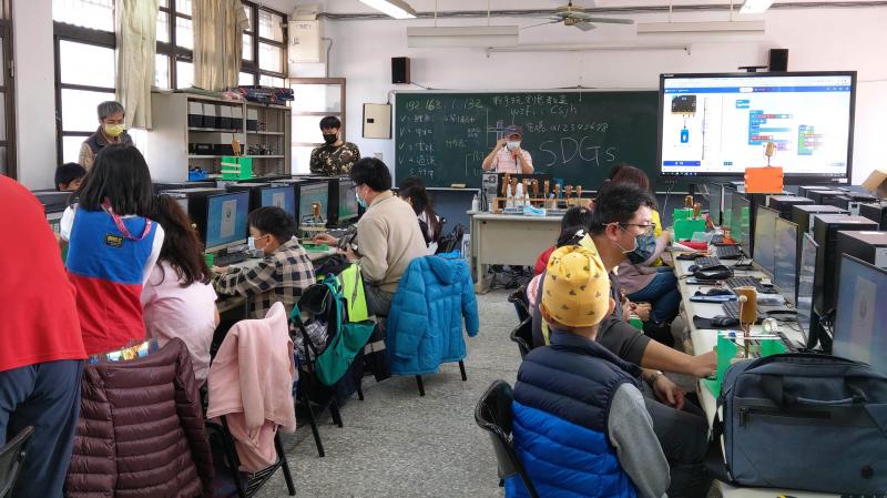 講師跟學員說明課程內容