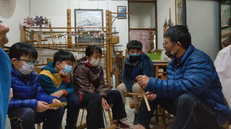 講師為學員說明如何裁切竹管