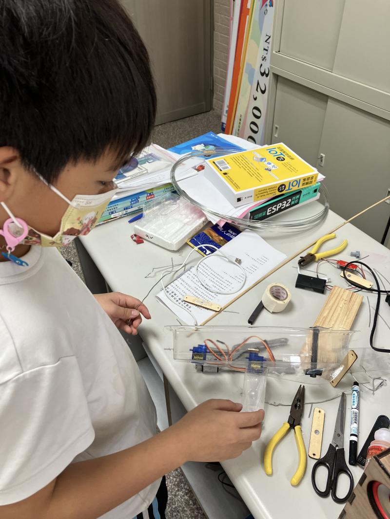 學員正在實際進行機械模組的組裝