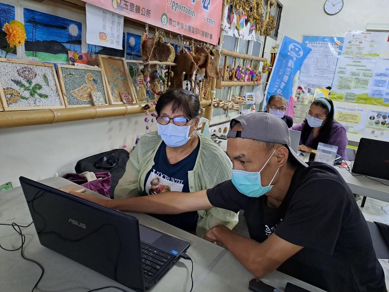 講師協助學員產出成果
