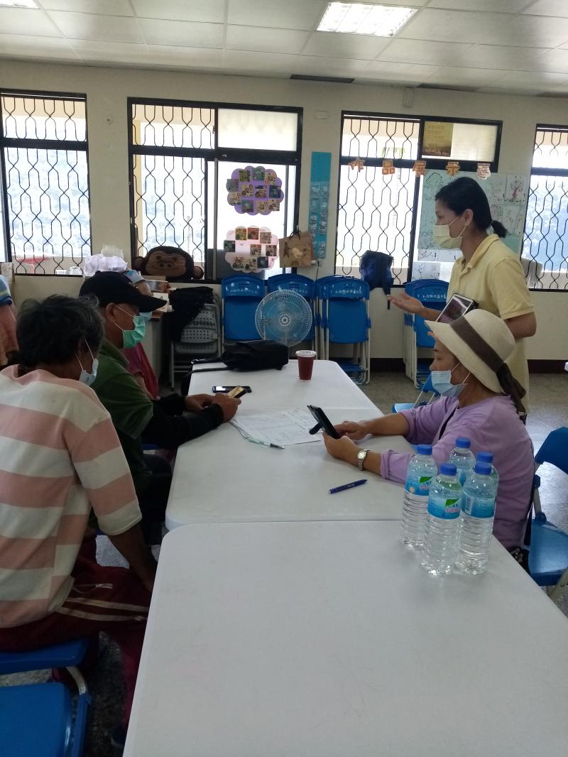 學員在講師解說下操作手機