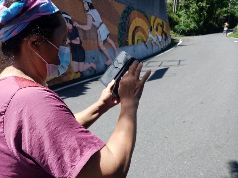 學員拿著手機走在部落實際操作