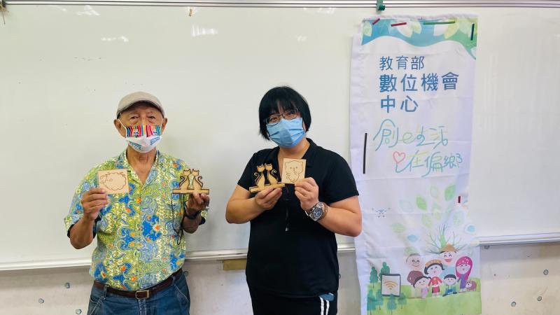 學員拿到自己的作品很開心~~