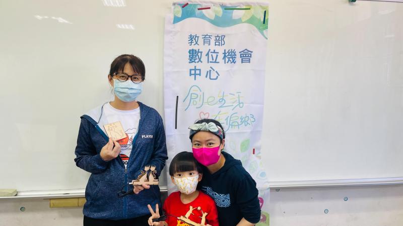 學員拿到自己的作品很開心