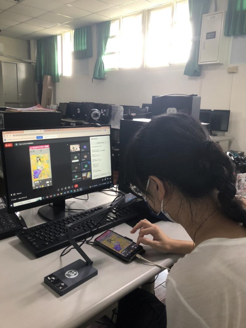 講師專注講解課程
