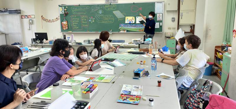 學員們認真聽老師講解要完成電子書需要用到什麼應用軟體