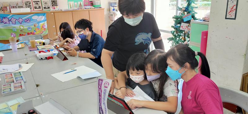 學員們學會將影片中圖片的敘述錄音並帶入影片