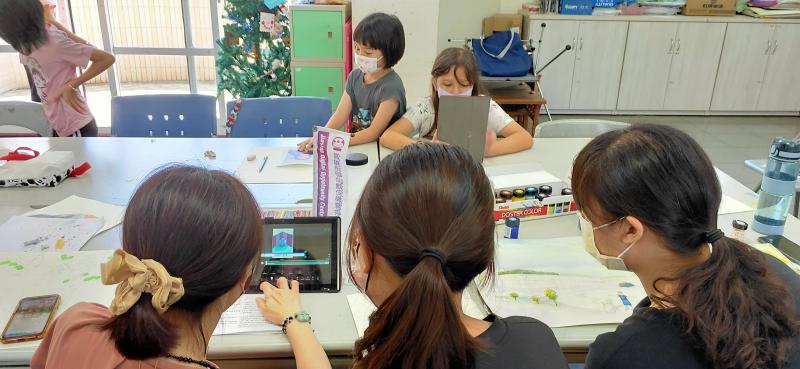 學員們對稿一字不漏地配合影片將文字敘述放入影片中