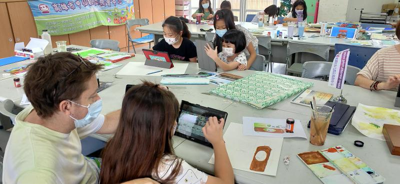 學員檢視自己完成的作品