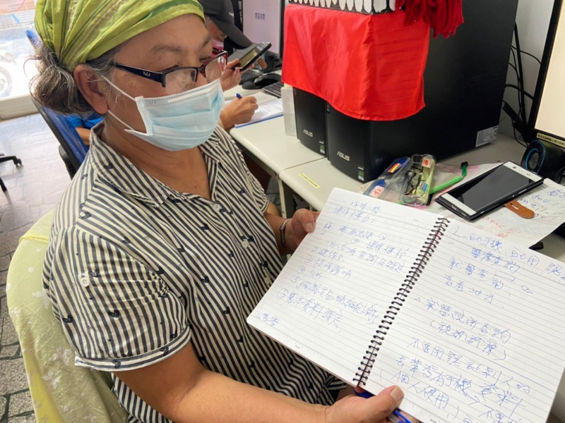 學生專心聽課並做重點筆記