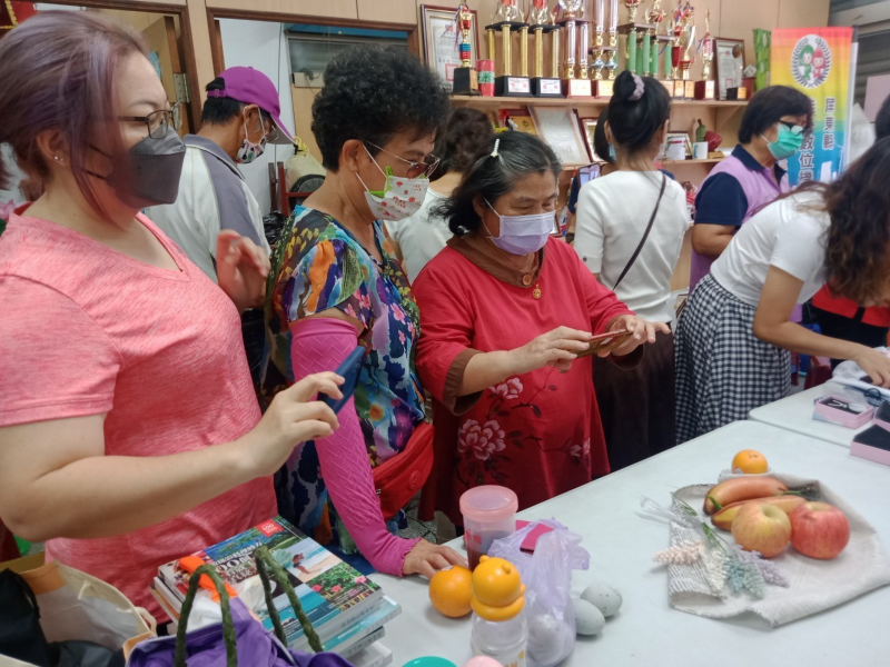 學員們練習室內拍攝靜態商品