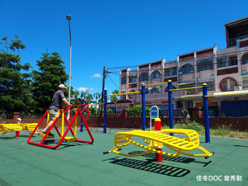 學員曾秀勤的成果作品。運用充足光源使得公園遊樂設備的色彩更完整顯現出來，並且構圖比例相當適宜