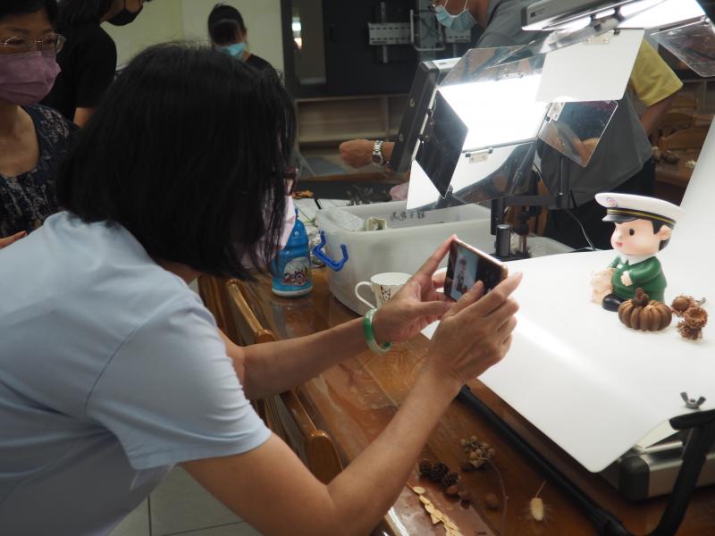 學員練習拍攝物品的畫面