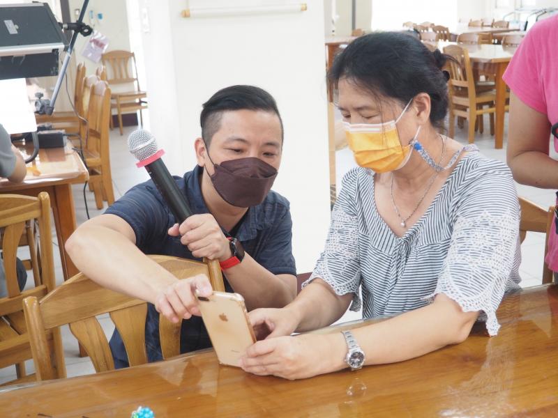 老師指導學員拍攝