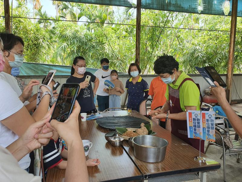 學員拍攝客家艾粄製作課程，收集素材規劃地方創生新據點故事題材