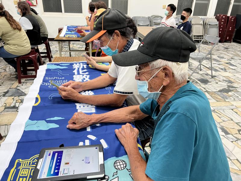 上課拿平板照