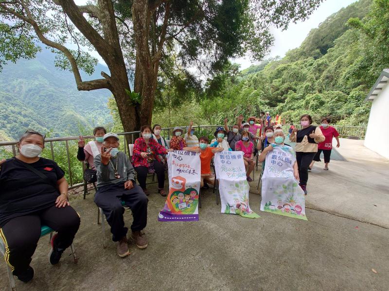 桃山文健站的長者合照