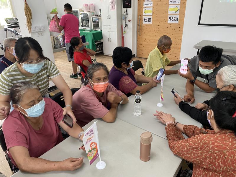  線上課程結束後，講師分享「wacare」遠距健康促進平台。