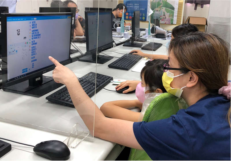 媽媽與小孩一起寫程式