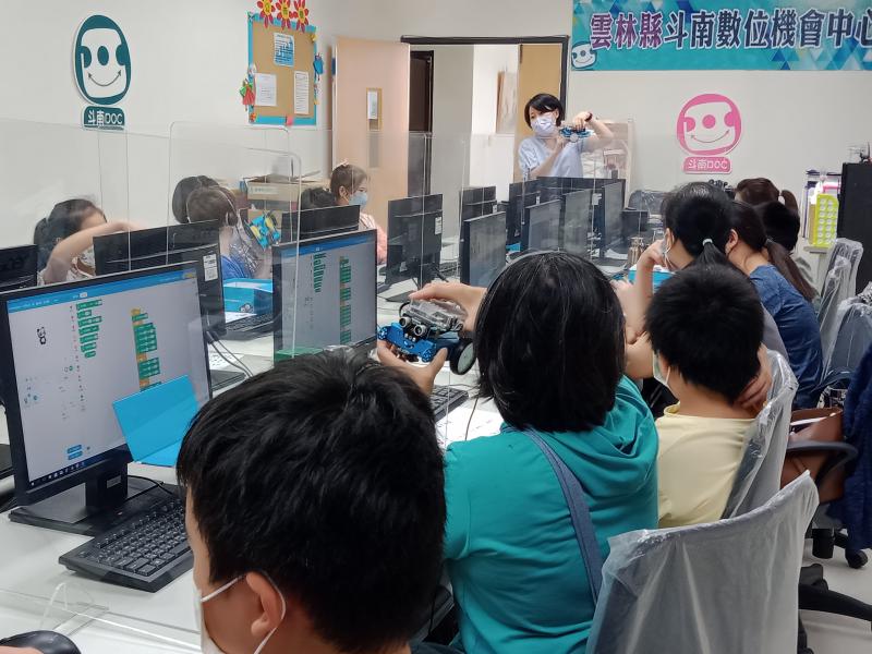 講師向學員解說m-bot的操作注意事項