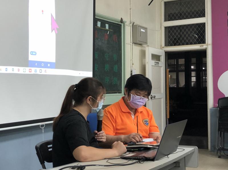 講師預先說明Google導航如何操作,帶領學員們一起走出教室跟著導航實際走訪店家及公車站