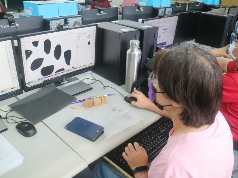 學員從手稿開始做出專屬圖樣的設計
