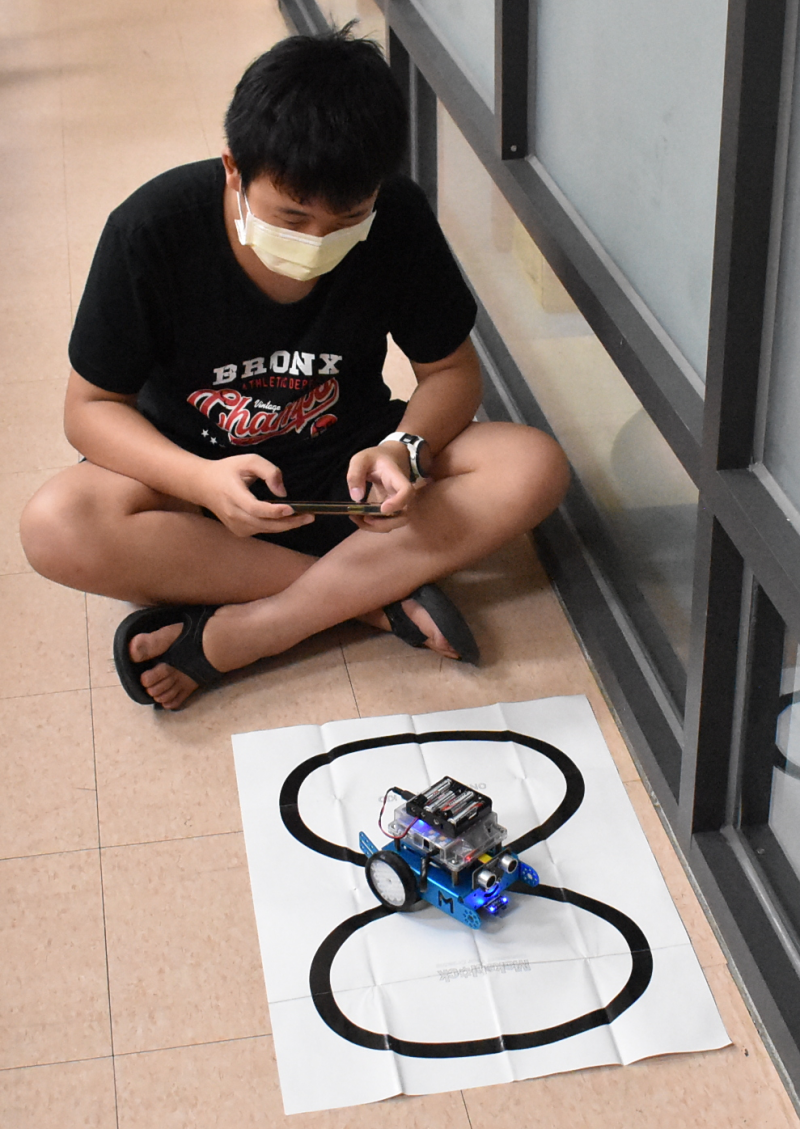 學員們正在讓機器車動起來