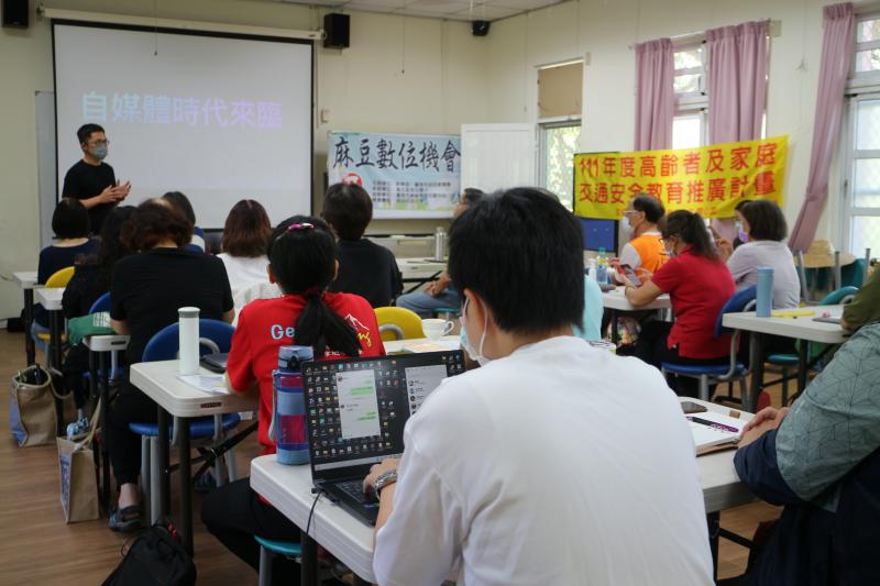 老師講解影片攝影,創作原理