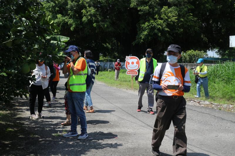 學員和老師一到戶外拍攝影片題材