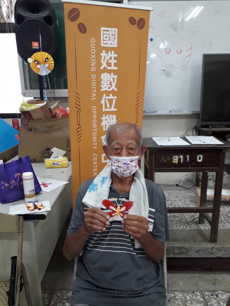 學員很開心的跟學員與講師展示自己動手製作完成的作品