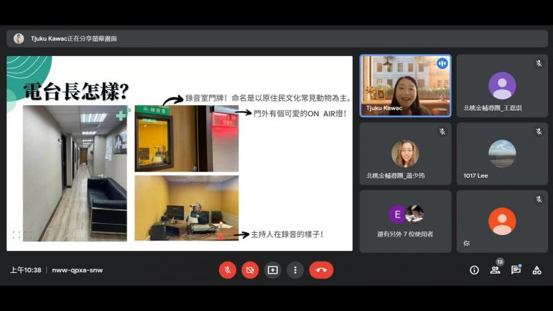 講師與學員們介紹一個廣播電台的模樣以及設備介紹