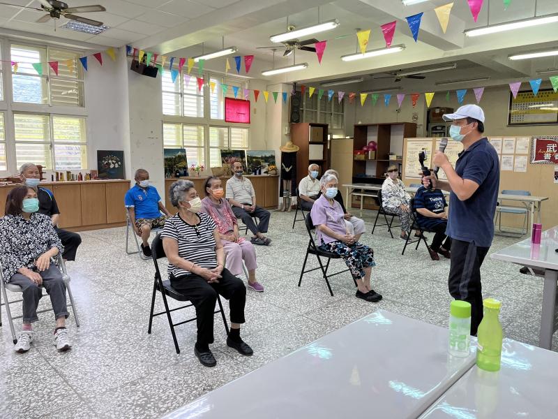 何講師講解學員在拍攝時注意事項。