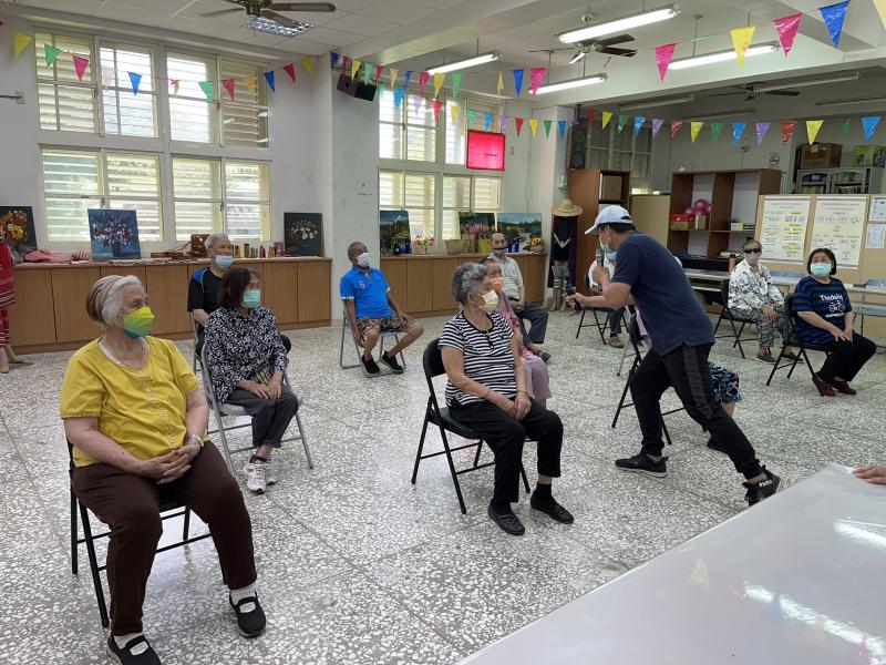 何講師示範拍攝時的方式。