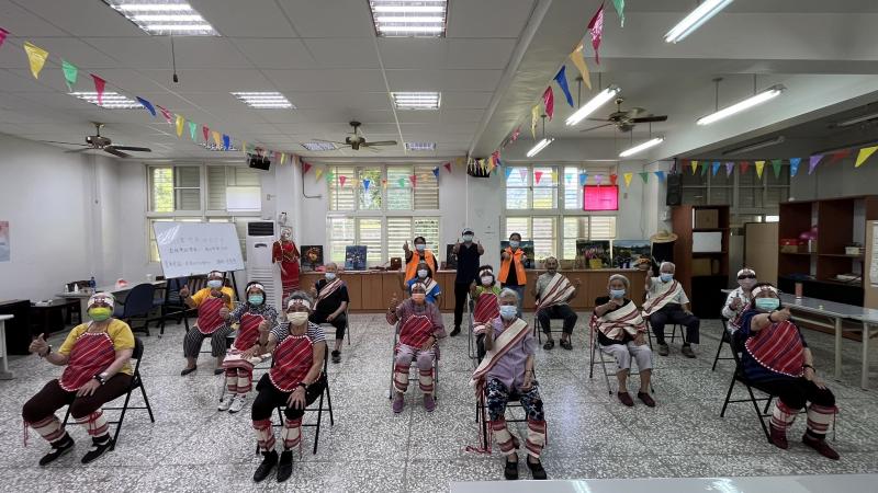 何講師與武塔照服員以及學員們的合照。